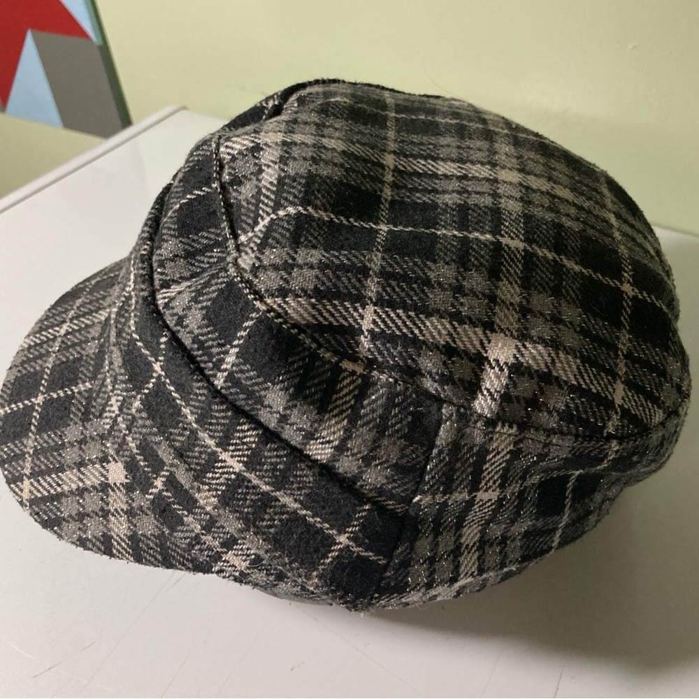 Stylish Black and White Plaid Cap - Picture 3 of 7